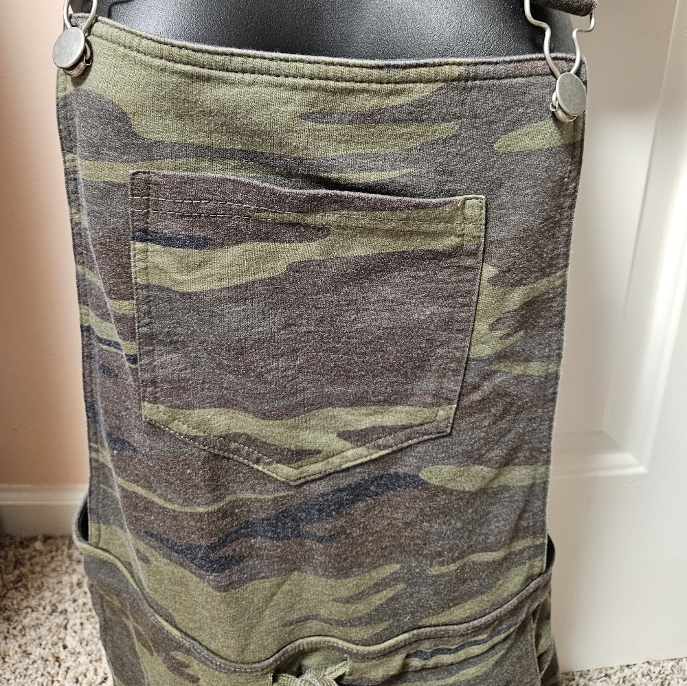 Stylish Camouflage Overalls with Front Pocket - Picture 3 of 13